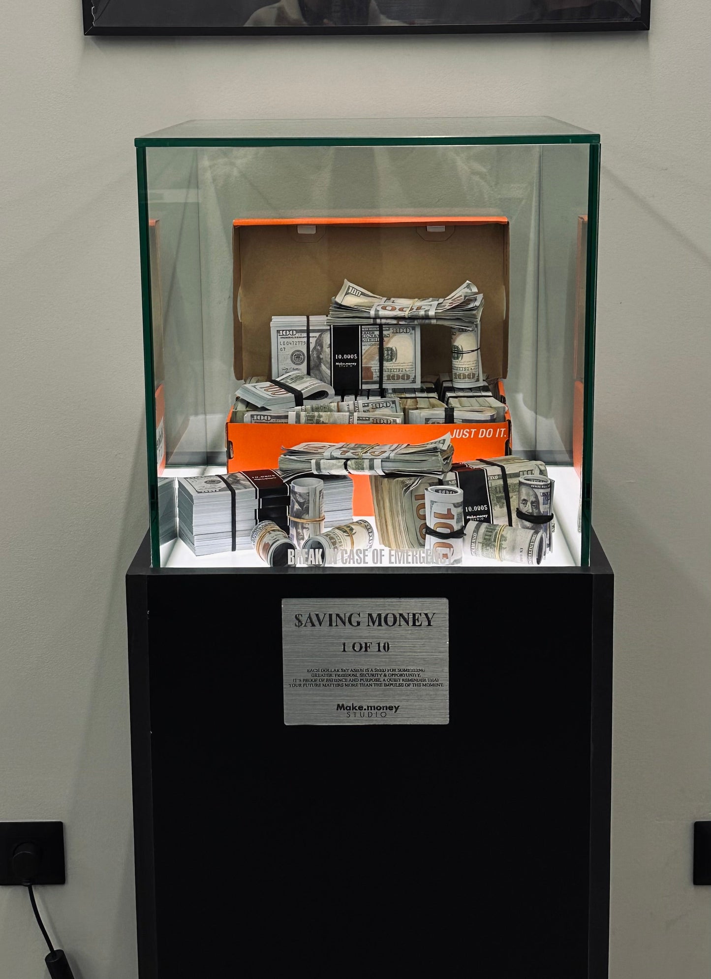 Saving Money Display – Cash Edition (Limited 1/10)